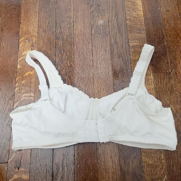 Vintage Ivory Lace Trim Satin Bra - Picture 4 of 14